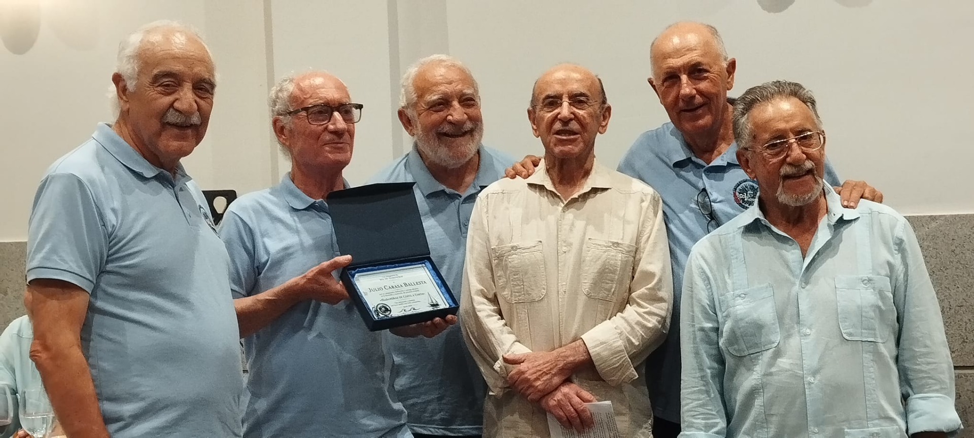 Entrega placa reconocimiento a nuestro director Julio Carasa Ballesta.